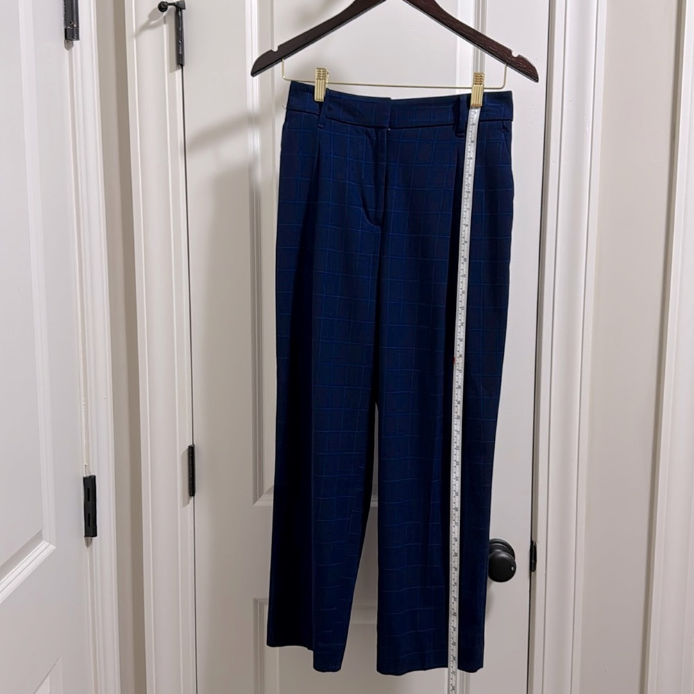 Women’s 6 Short Nine West straight leg slacks